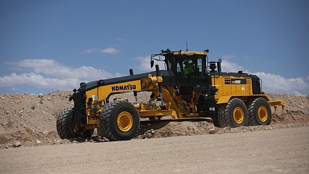 Komatsu поставляет в США свой самый большой автогрейдер GD955-7.